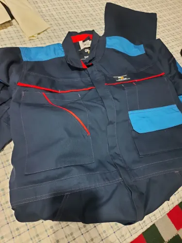 Macacão Azul com Detalhes em Vermelho e Azul