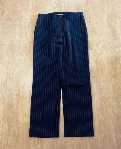 Calça feminina, alfaiataria (risca de giz). 