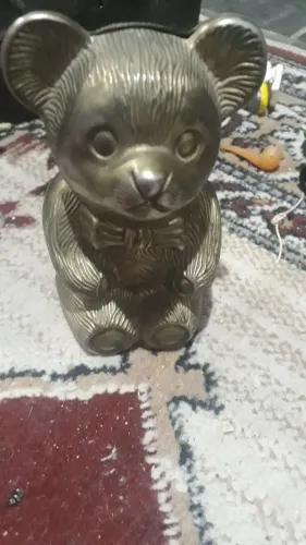 Cofrinho de metal antigo. 