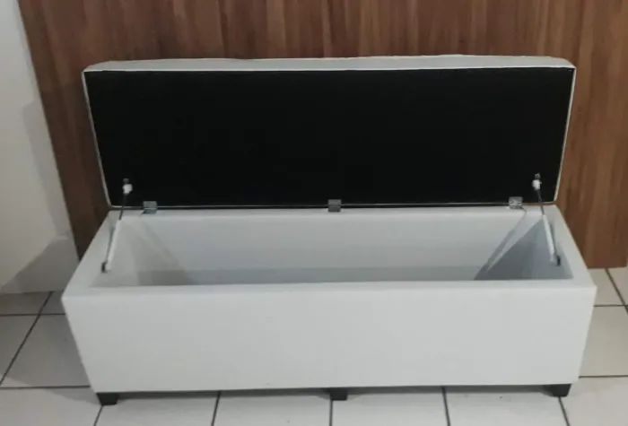Banco baú branco com estofamento