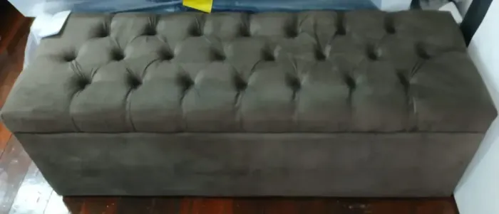 Puff Baú Sapateira com Capitonê em Suede Liso Puff Baú Gaveta (sapateira e Calçadeira)