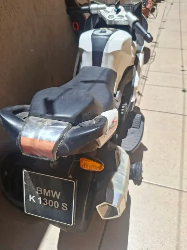 Moto  BMW.   KS 1300 S   precisa  colocar  bateria e fonte