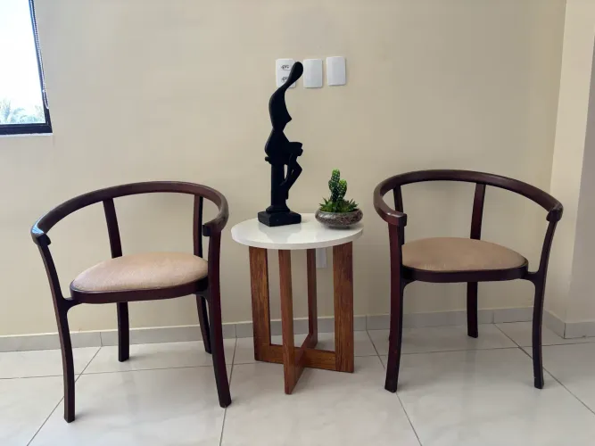 2 POLTRONAS COMPÕEM AMBIENTE CHIC