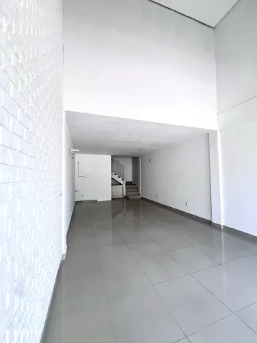 Alugo loja comercial pronta para uso em Petrópolis.