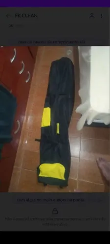 Bolsa de viagem preta com detalhes amarelos