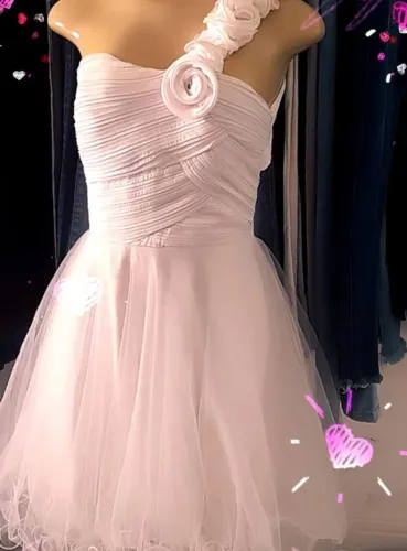 Vestido de festa branco com detalhe em flor