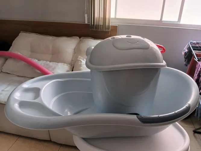 Bandeira e lixeira infantil 