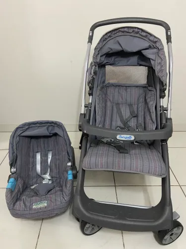 Carrinho de bebê e bebê conforto Burigotto