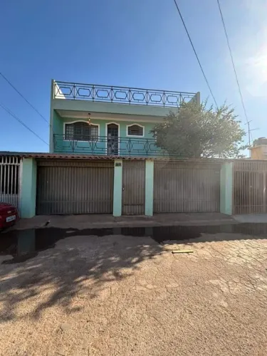 Oportunidade! Vendo Excelente Sobrado, c/ 6 Quartos, Suítes, Aceita Permuta em Imovel!