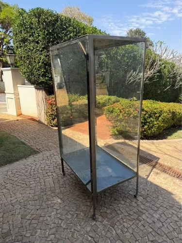 Farmácia antiga - armário de Ferro Antigo