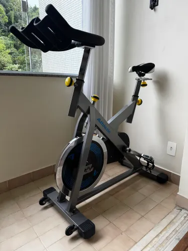 Bicicleta spinning Athletic 2300BS impecável! Roda de 20kg