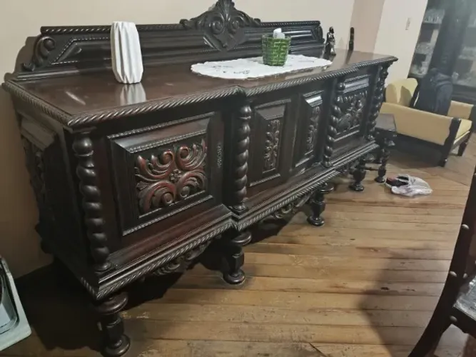 Conjunto de moveis centenários estilo manuelino