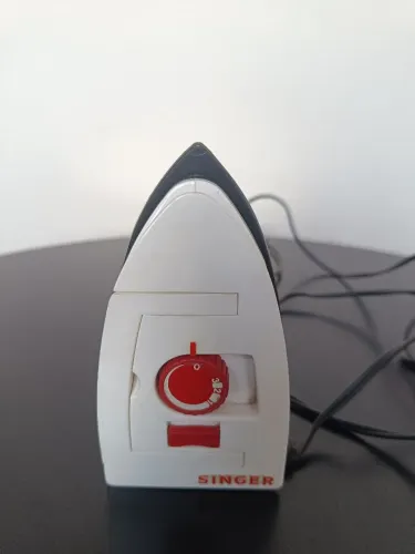 RARO MINI FERRO DE PASSAR