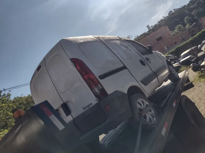 Tampa traseira Renault Kangoo ano 2011 lado direito 