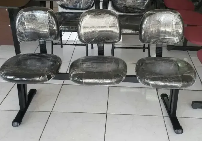 ~ cadeira longarina preta 3 lugares para sala de espera ou atendimento - frete grátis
