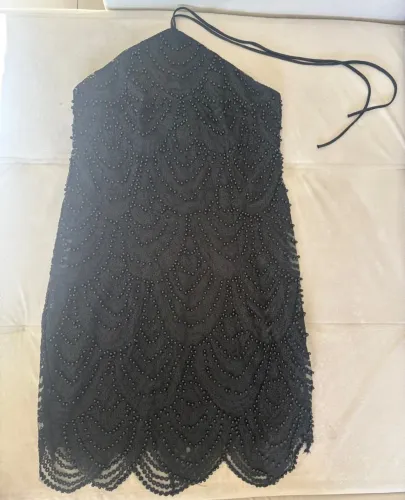 Vestido Preto Bordado com Detalhes