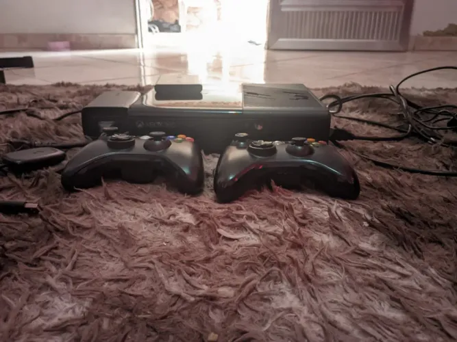 Xbox 360 Super Slim. Última versão 2015 com desbloqueio exploit. Coloco os jogos.
