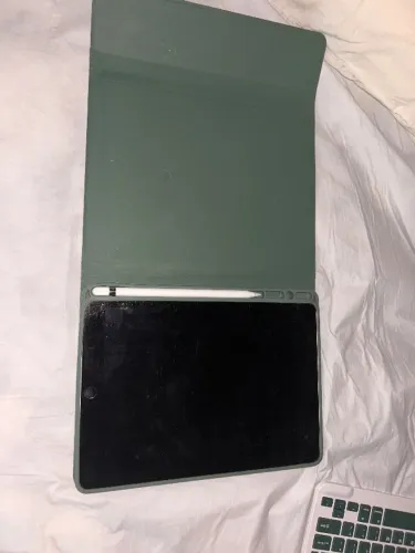 iPad com capa de protecao e caneta original