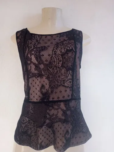 Blusa de renda preta elegante