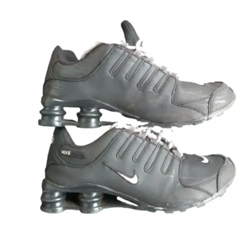 Tênis Nike Shox Preto e Branco - Numeração 42. 