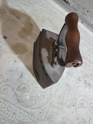 Ferro de Passar Antigo. Maciço 
