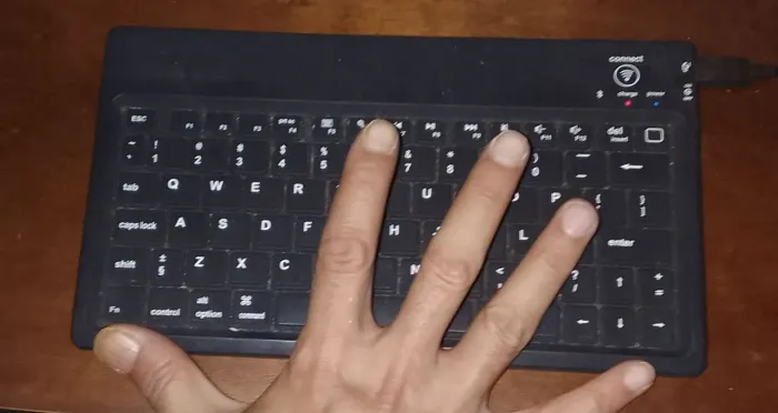 Teclado Bluetooth com a fonte.