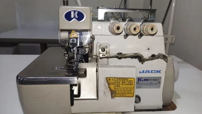 Máquina de Costura Industrial Overlock Jack