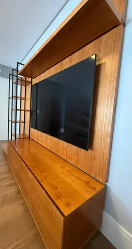 Home em madeira maciça com rack e estante modular e acabamento em aço