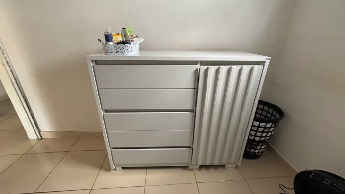 Cômoda 5 Gavetas 3 repartições na porta