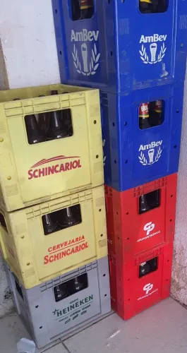 Engradados de cervejas: Ambev, schin e itaipava.