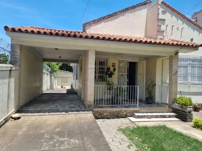 CASA NA RUA BARONESA DA LAGOA DOURADA, Nº 118, CENTRO.
