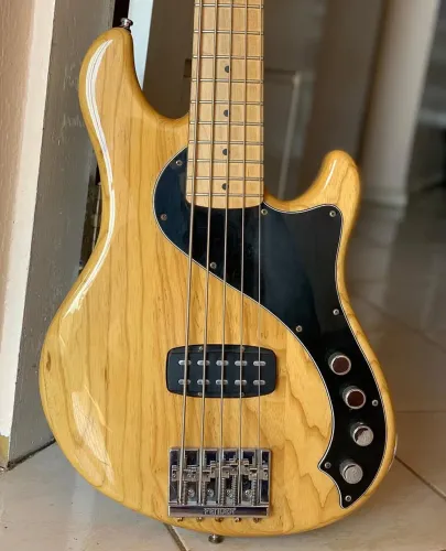 Baixo Fender Dimension Deluxe V