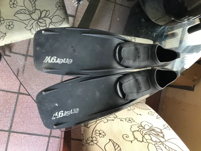 Pé de pato da marca Mares conhecido também como nadadeiras de bodyboarding