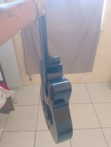 Violão bem conservado 
