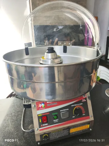 Máquina de fazer algodão doce praticamente nova Inovamaq