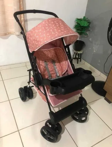 Carrinho de bebê reversível seminovo