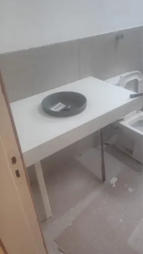 NOVO - Bancada para banheiro em quartzo branco e bojo DECA