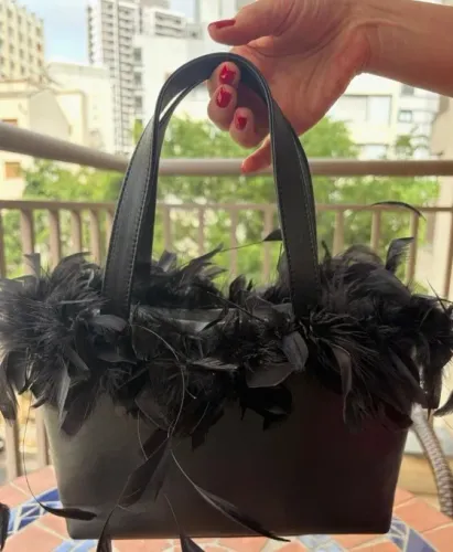 Bolsa lcredi preta com plumas