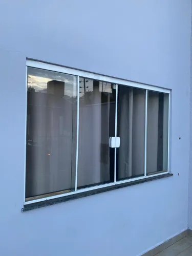Janela de vidro com 2.00m largura x 1.20m altura muito nova