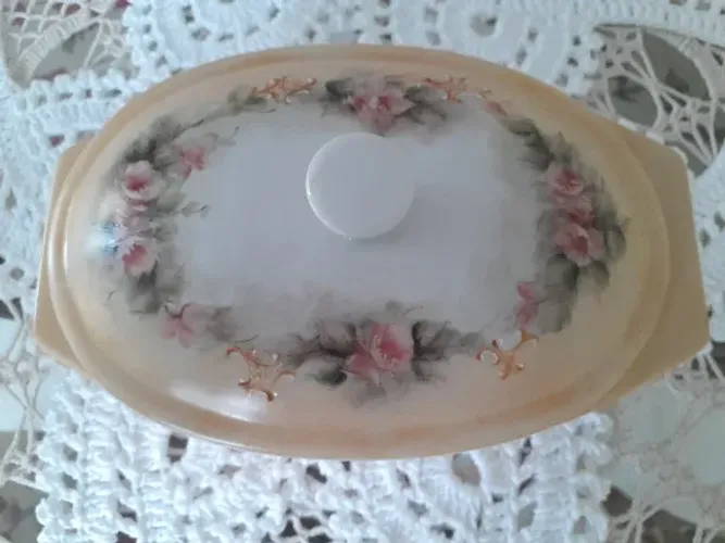 PORTA JOIAS OU BOMBONS DE PORCELANA PINTADA À MÃO. 