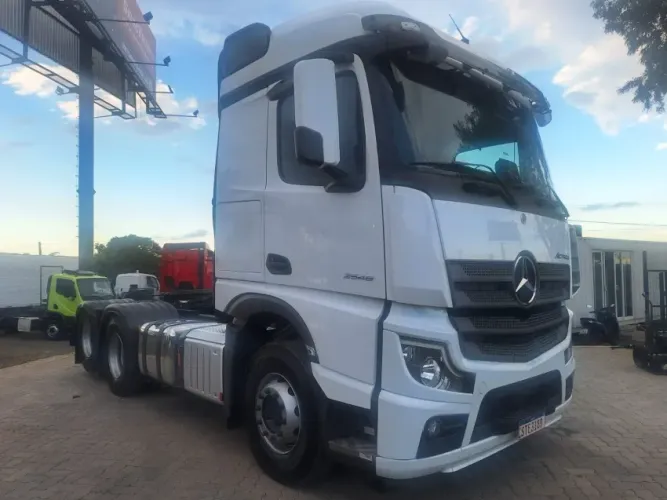 Mercedes-Benz Actros 2548 LS 6x2 2023/2024.