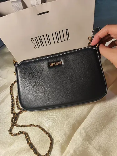Bolsa Pequena Soft Preta com Alça Transversal de Corrente da marca Santa 