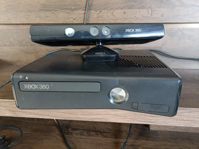 Xbox 360 Completo + Sensor Kinect + 2 Controles com Baterias Recarregáveis e Cabos
