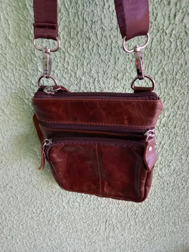 Bolsa tiracolo unissex em COURO LEGÍTIMO.