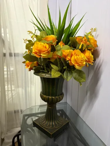 Arranjo Decorativo com Rosas Amarelas e Vaso Clássico
