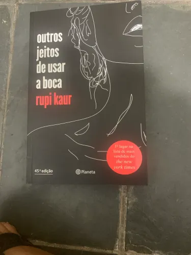 Livro outros jeitos de usar a boca Rupi kaur 
