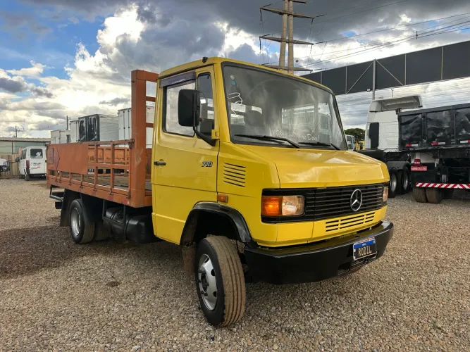MB 710 ano:2001 carroceria de gás