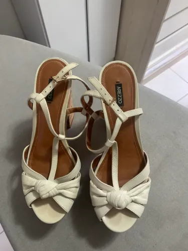 Sandália de salto alto Arezzo off-white/branco com detalhe de nó na parte frontal