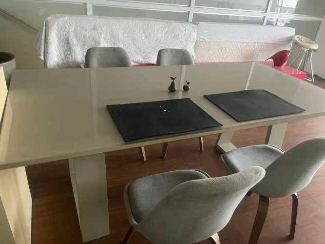Mesa   Laka com tampo laqueado 