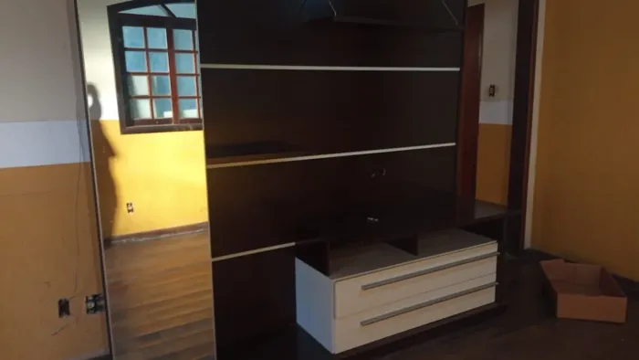 Rack com suporte de televisão e espelho